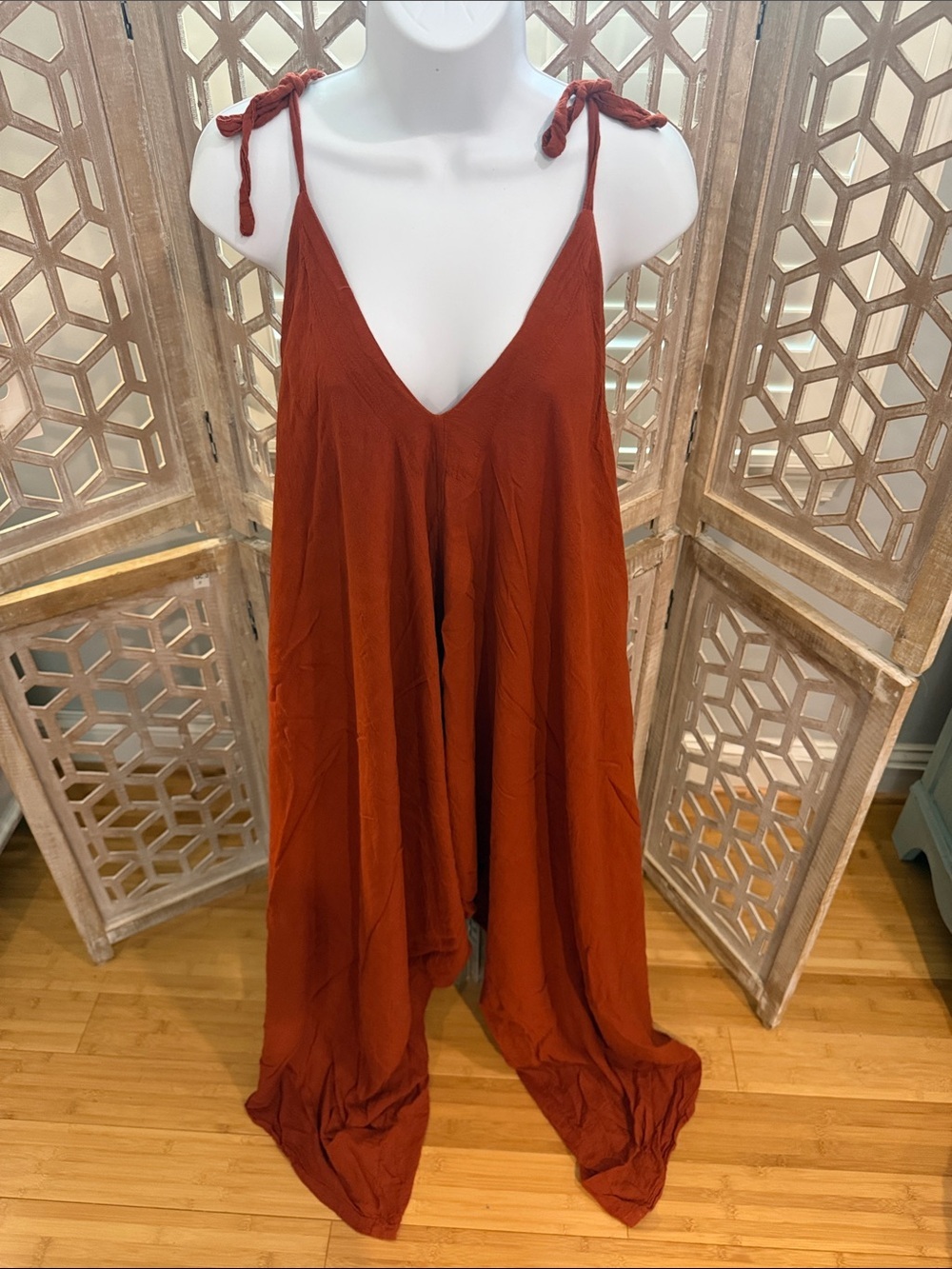 NWOT Flowy Rust Orange-Brown V-Neck Handkerchief Hem Jumpsuit One Size - Picture 4 of 8